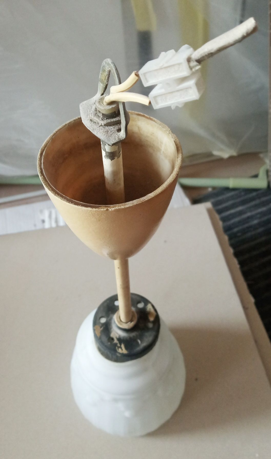 Biała lampa wisząca PRL Promień Wieliczka