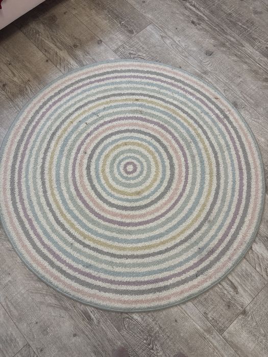 Dywan w pastelowych kolorach