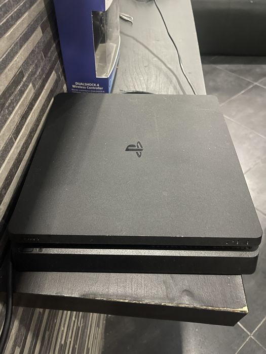 Vendo ps4 com 2 comandos