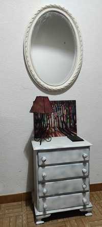 Espelho e mesinha de cabeceira