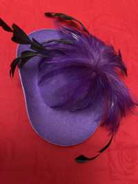 Гребень в виде шляпы с перьями paolo truzzi Хелловин