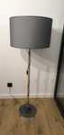 Lampa podłogowa z drewnianą nogą, do salonu TK 5218 z serii DEVA GRAPH