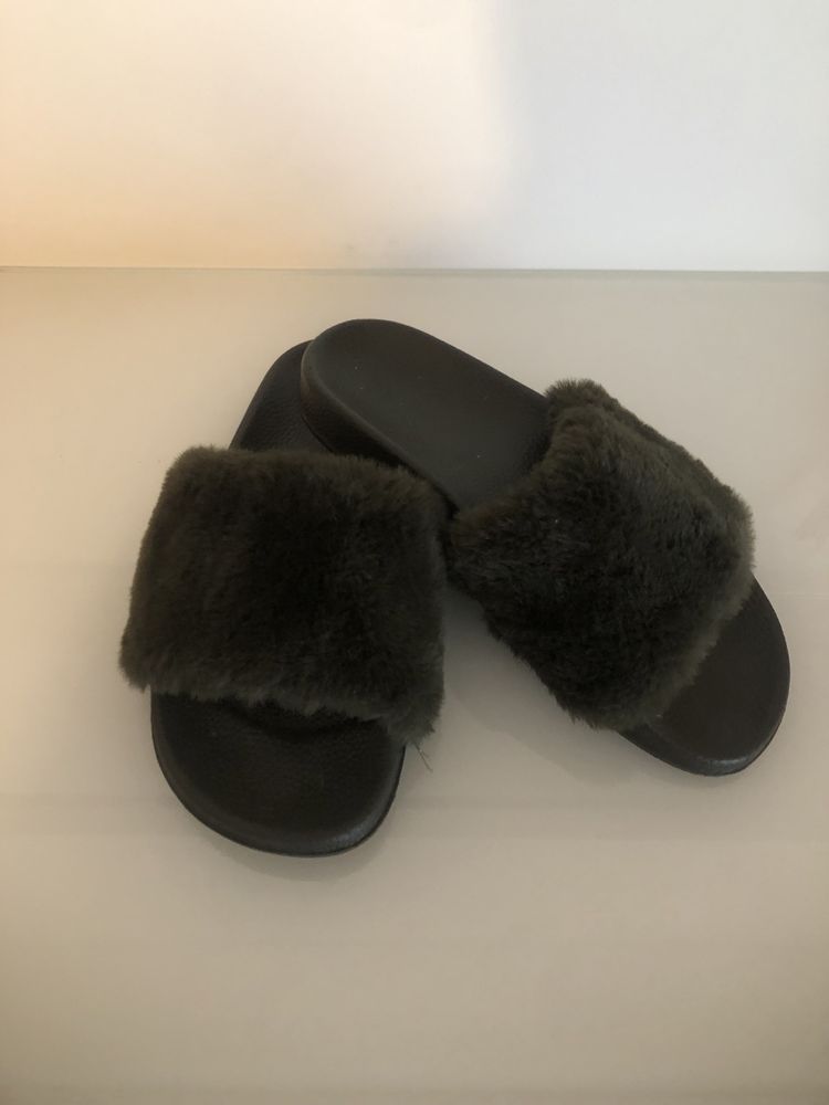 Chinelos verdes com pelo