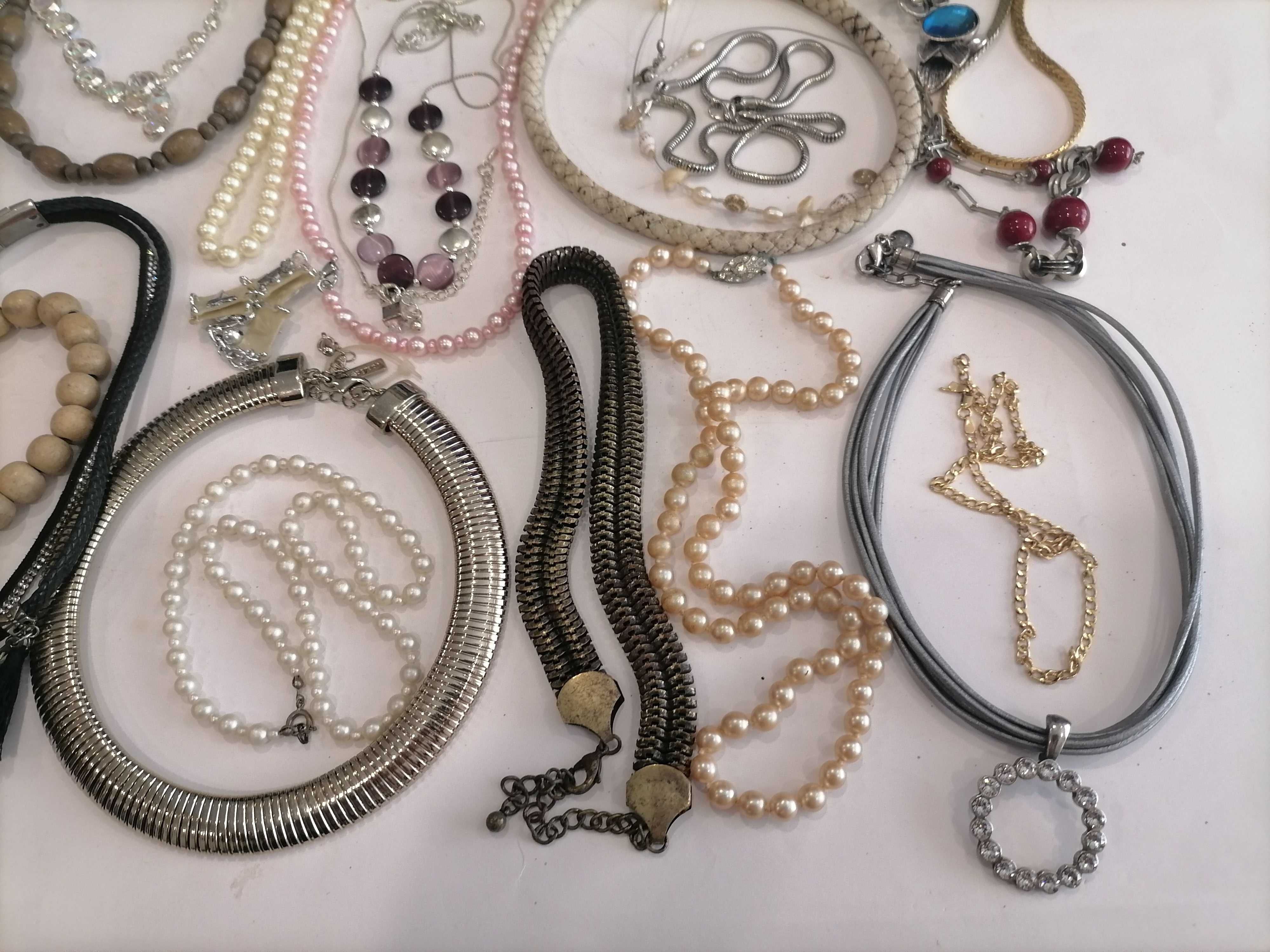 Lote de Bijuteria -25 artigos-Colares, Pulseiras em diversos materiais