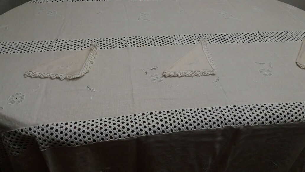 Toalha de mesa em linho bordada á máquina com aplicações em renda e 12