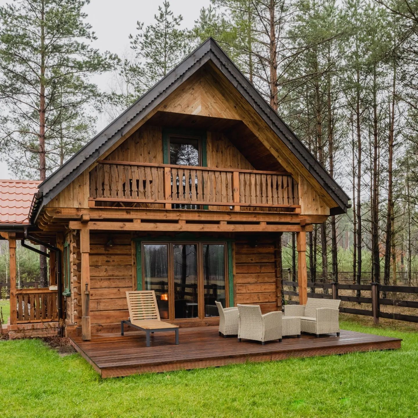Stare deski naturalne drewno rustykalne ściany sufit belki meble