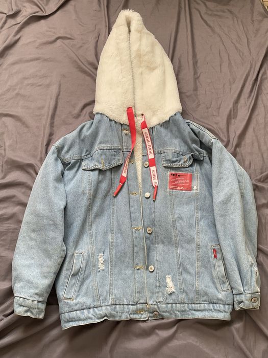 Продажа джинсової куртки.
