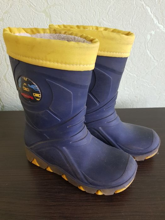 Подарую 3 пари взуття на ніжки від 18 до 19,5 см