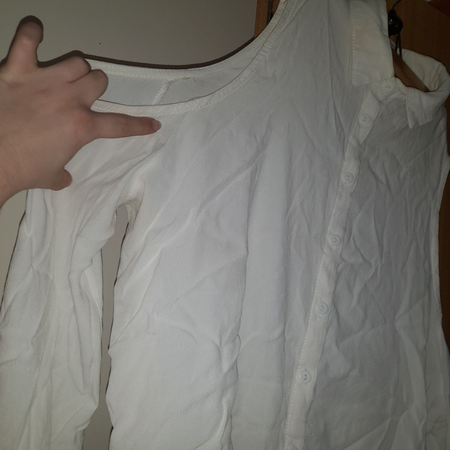 Camiseiro branco, aberto nos ombros