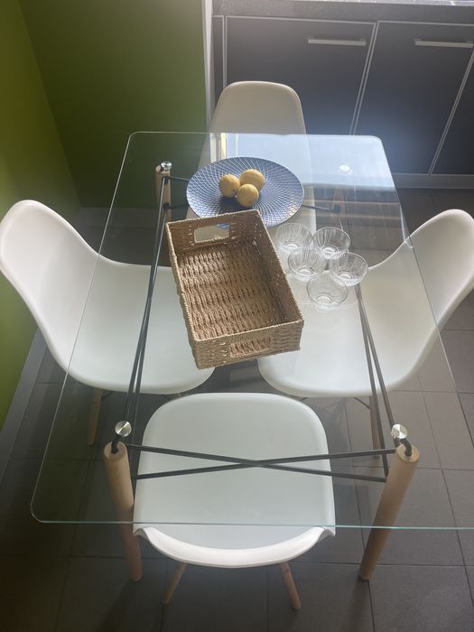 mesa de jantar de vidro com 6 cadeiras de plastico