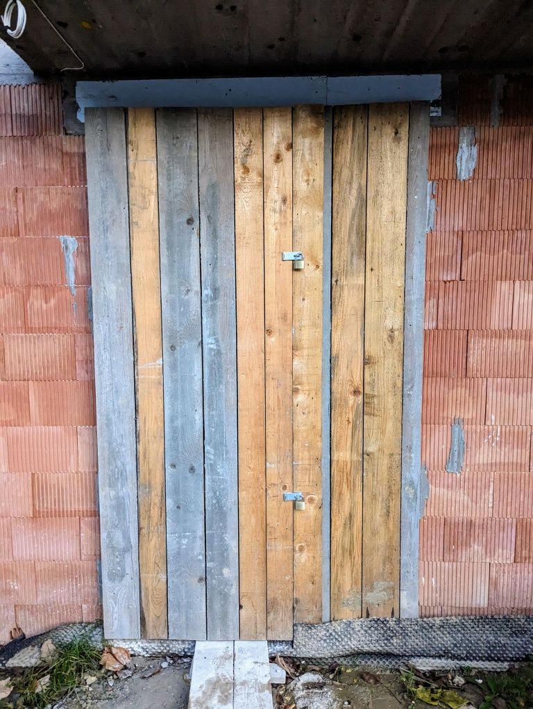 Drzwi tymczasowe na budowę, wysokie, z desek