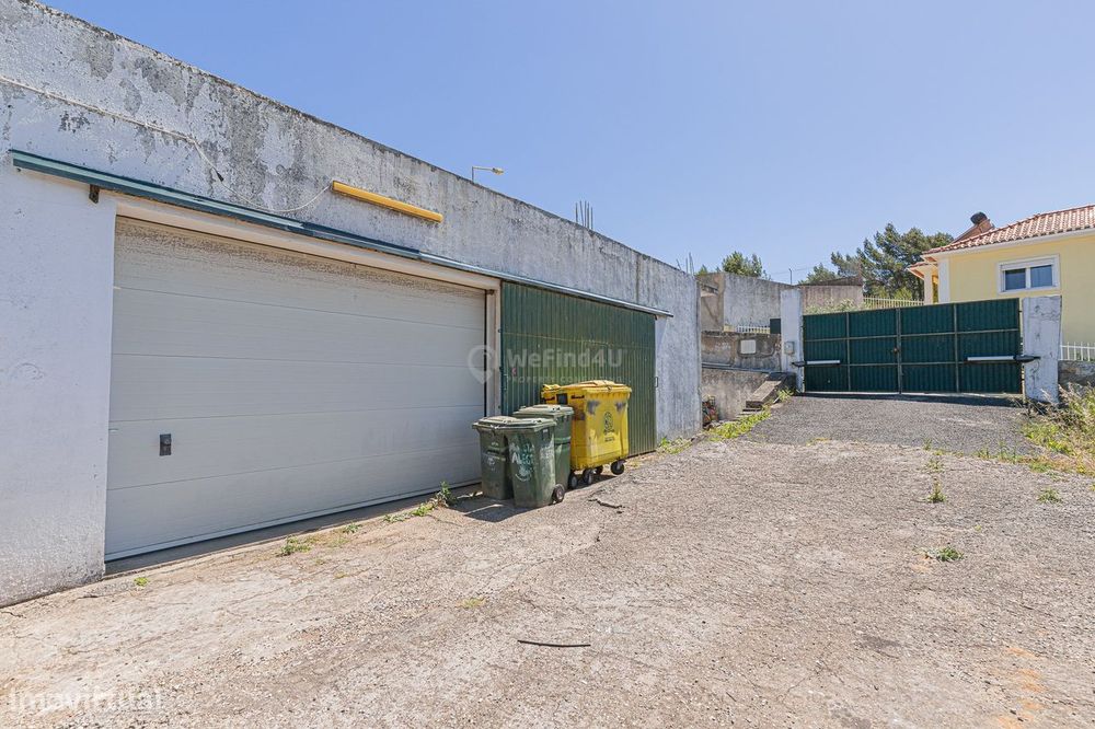 Armazém Industrial em Lote Urbano - Cascais