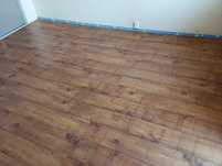 Panele podłogowe laminowane 27 m2 kolor złoty dąb + listwy podłogowe.