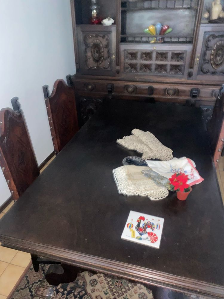 Mesa de jantar e cadeiras