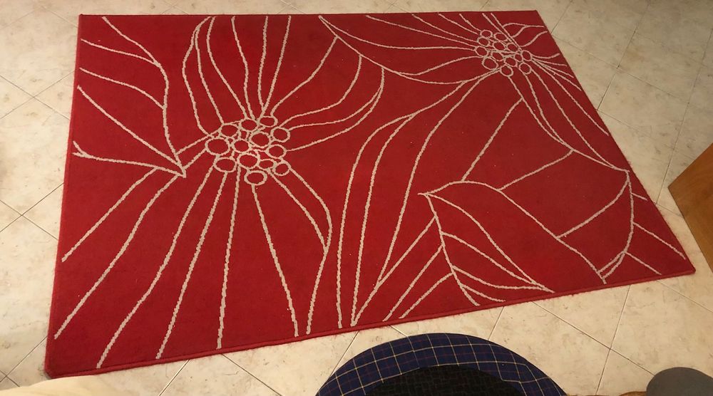 Tapete Vermelho com padrão branco