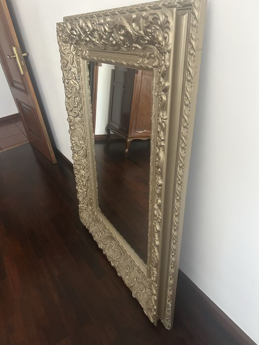 Espelhos com molduras douradas.