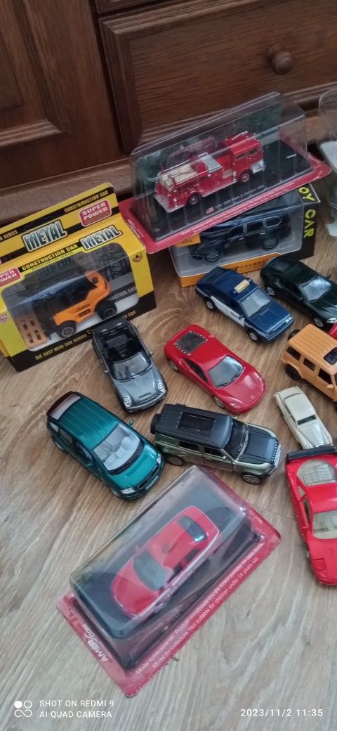 Kolekcjonerskie modele pojazdów.
