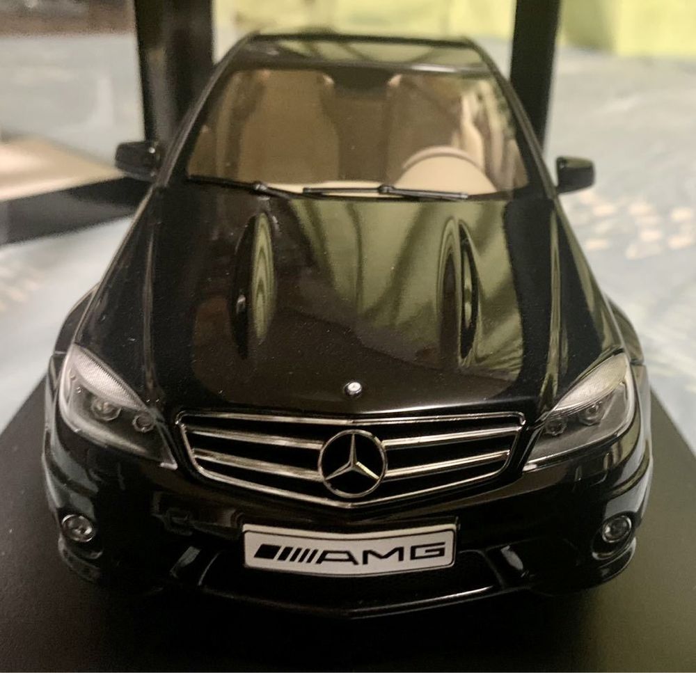 Модель 1/18 AUTOart Mercedes-Benz (W204) C63 AMG