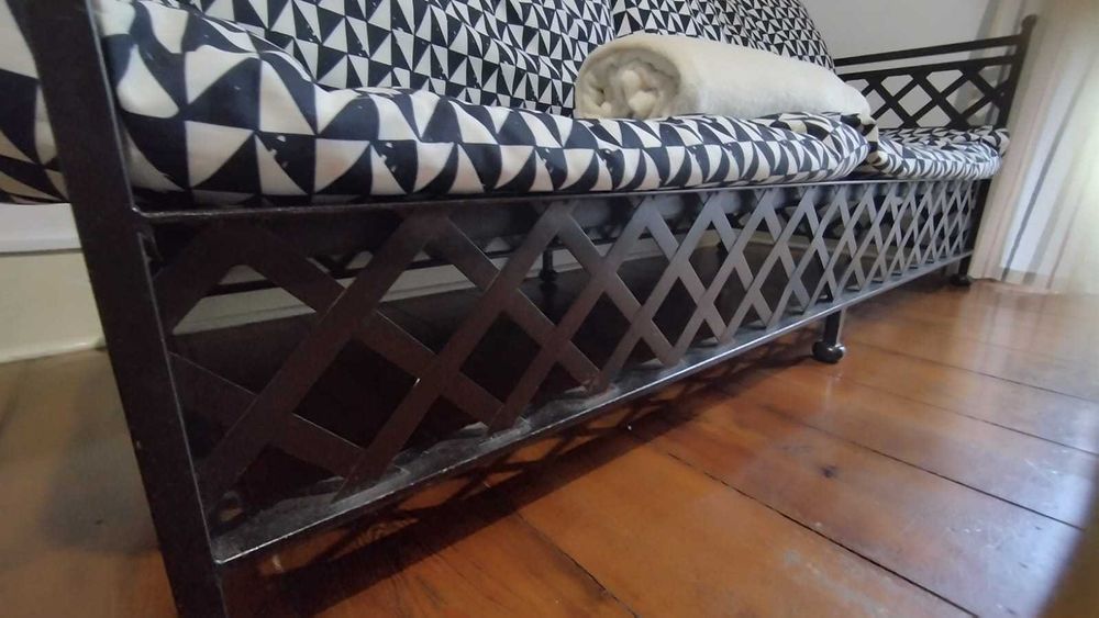 Sofa de ferro com almofadas incluidas