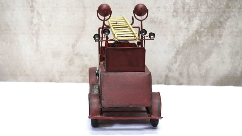 Model starego samochodu strażackiego