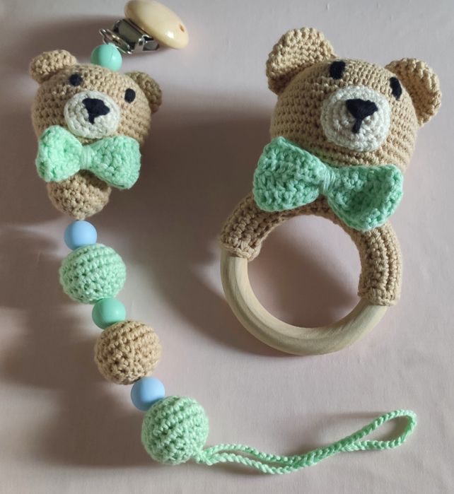 Caixa presente - prende chupetas e chocalho em Crochet