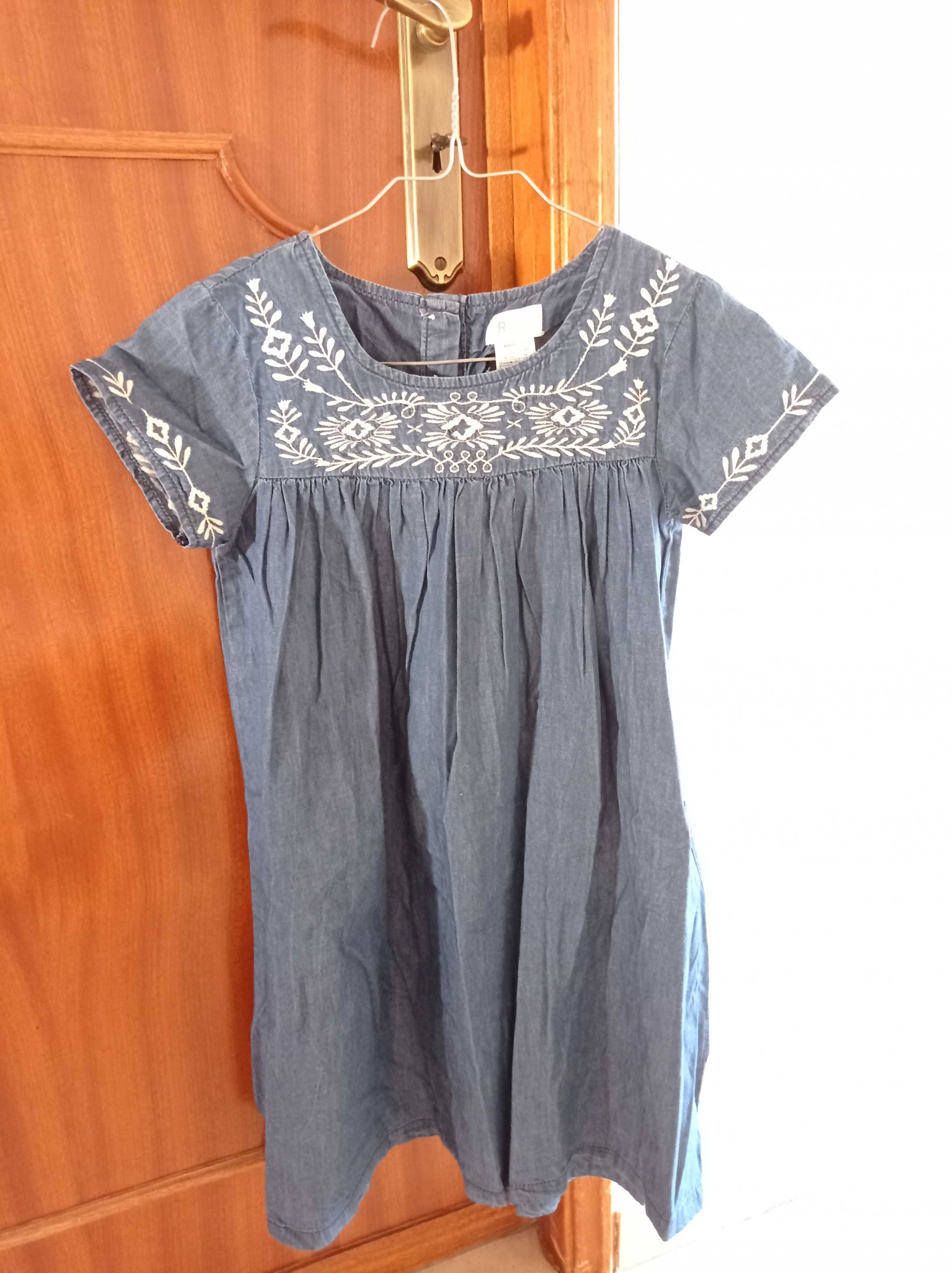 Vestido azul com bordado