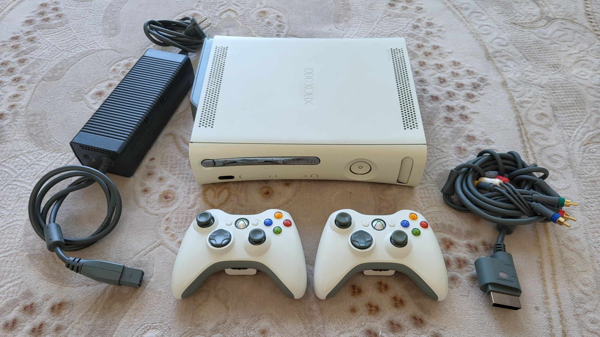 Xbox 360 + 2 pady + okablowanie