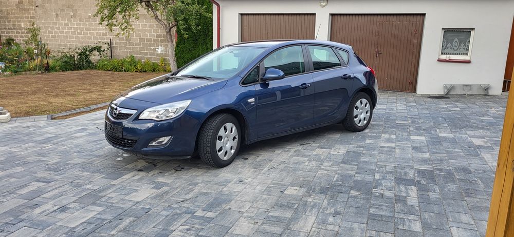 REZERWACJA Opel Astra benzyna