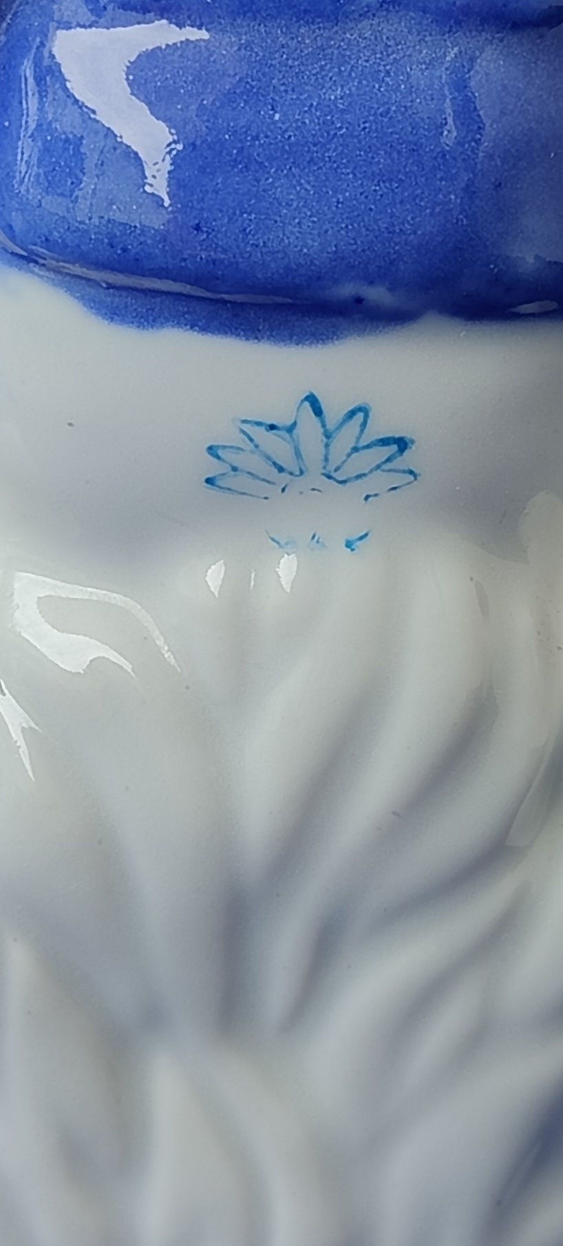 Porcelanowa Figurka chłopca z psem w stylu Holland Delft
