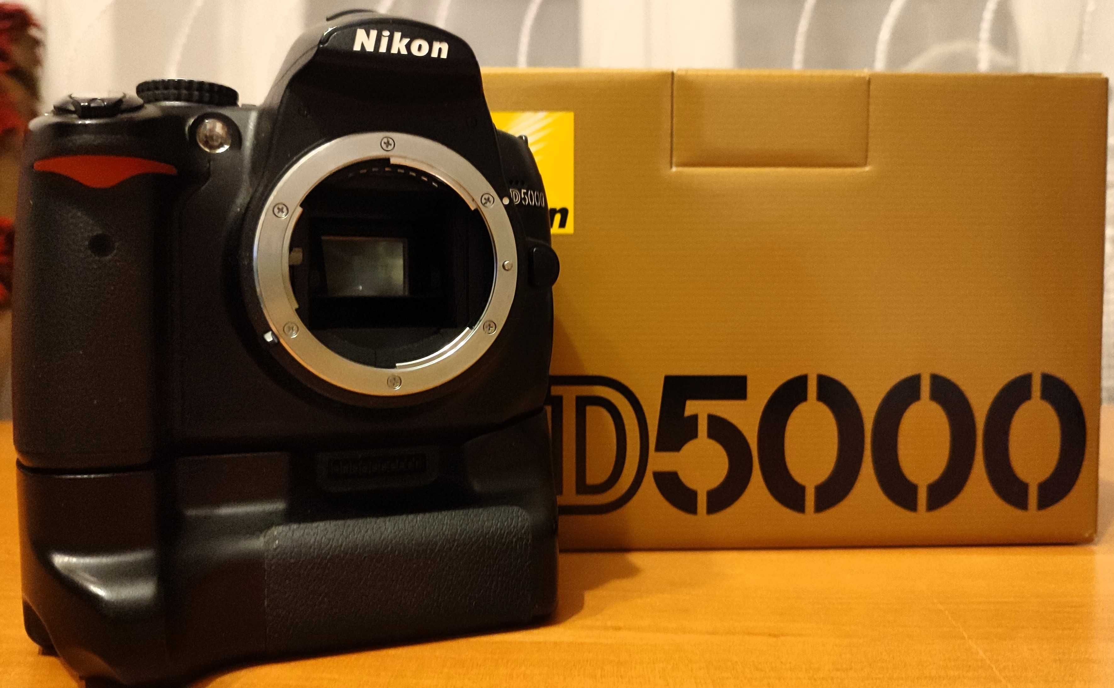 Lustrzanka Nikon D5000 Body + battery grip