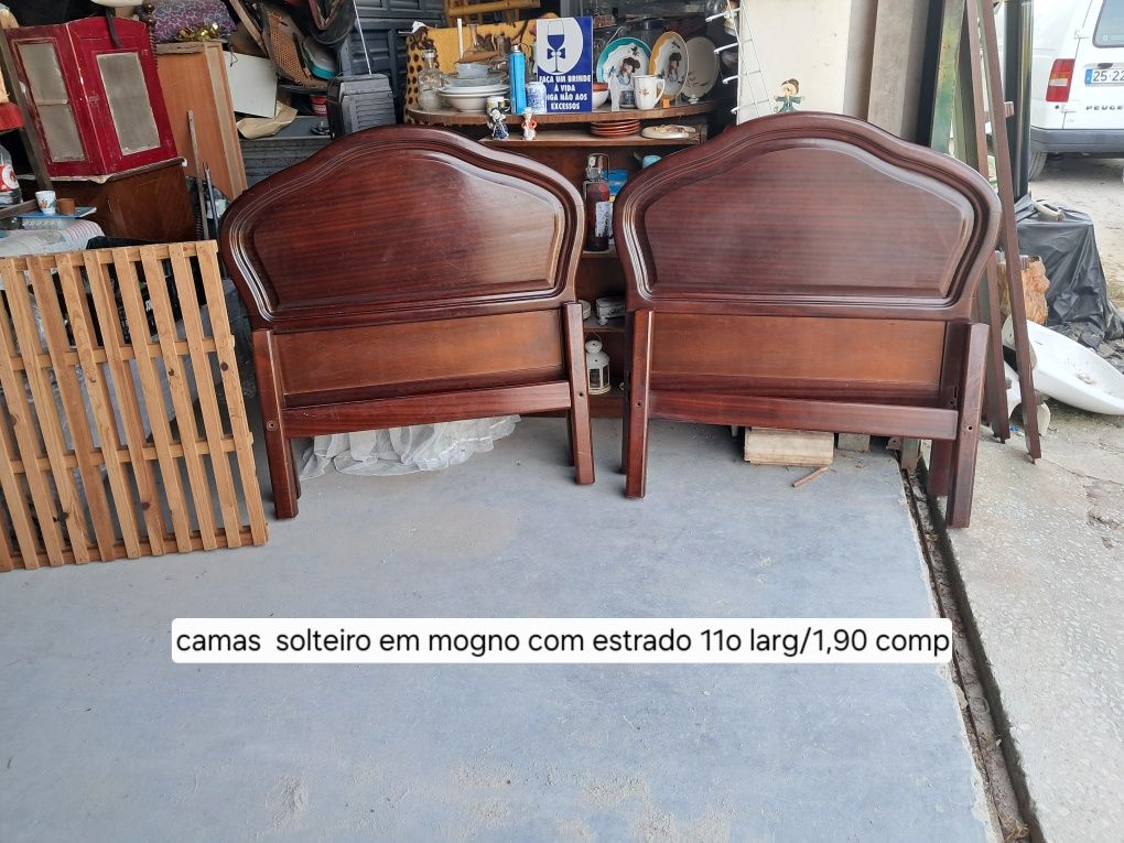 Duas camas de steiro em mogno,com estrado,sem colchão