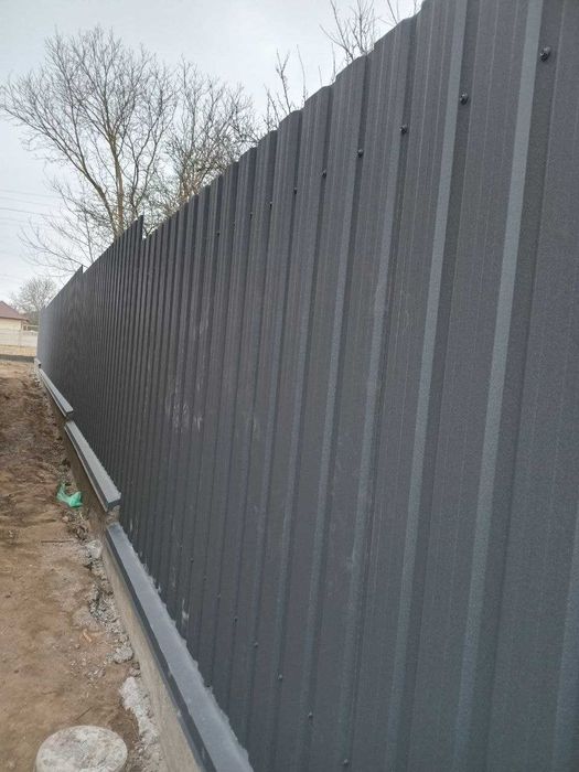 Бригада виконує будівельні  роботи.
Бетонні роботи: фундаменти, паркан