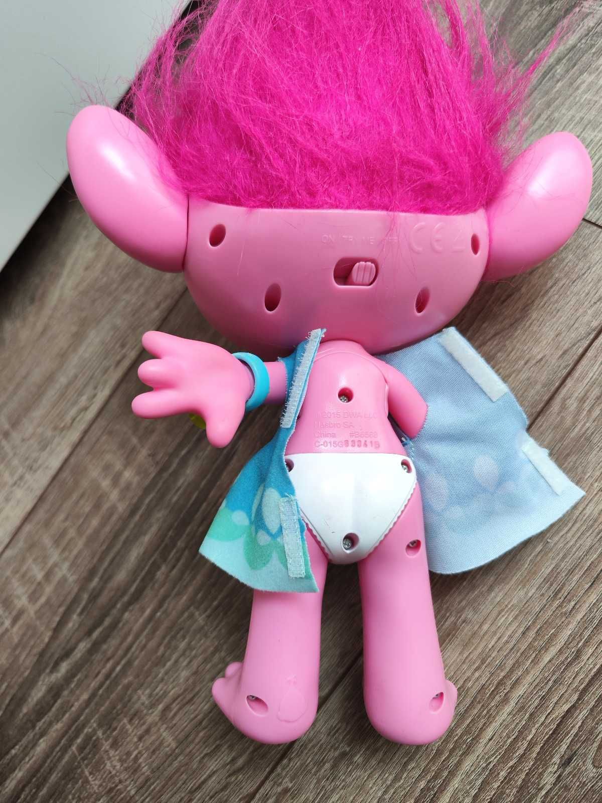 Lalka Poppy Hasbro Trolle Interaktywna zabawka 2015 śpiewa świeci się