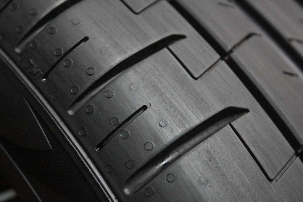 225/40/18 Pirelli P Zero AO 225/40 R18 92Y XL A0 2021r