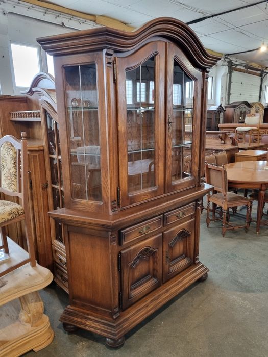 drewniana witryna biblioteka