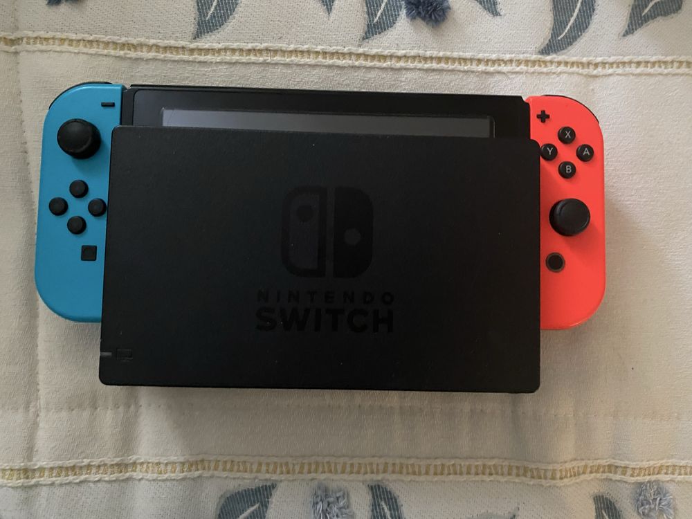 Nintendo Switch + 2 pares de comandos (extras) + 6 jogos