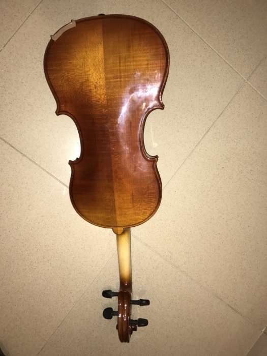 Violino de fabrico manual 4/4 Em optimo estado .Se pretender mais info