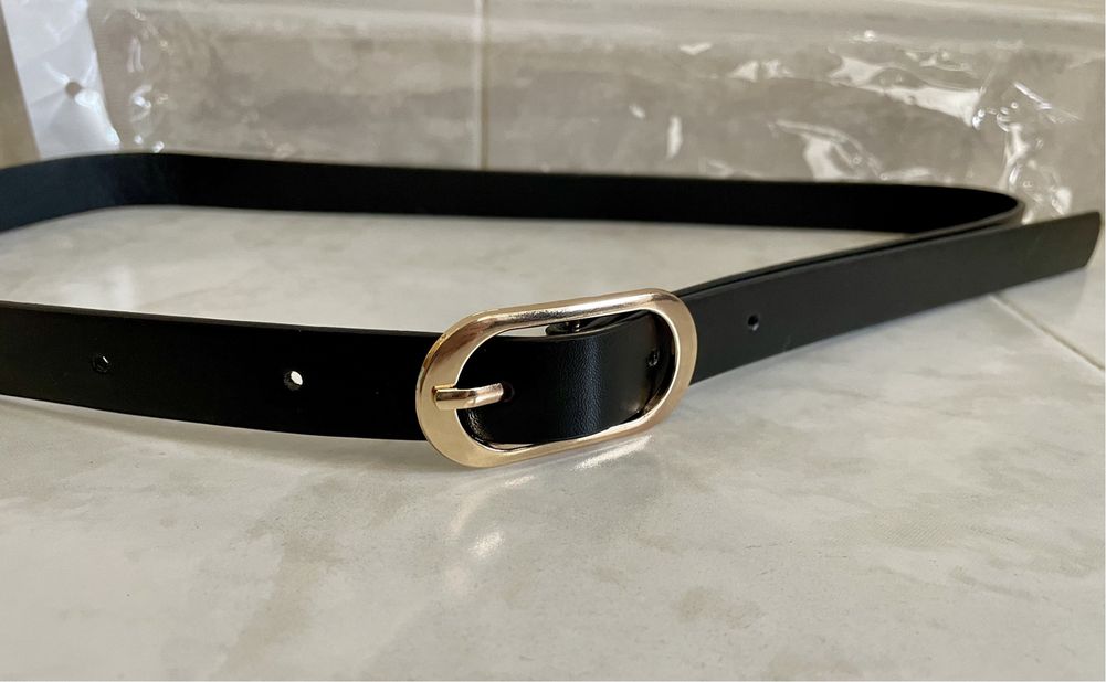 Cinto preto com fivela dourada