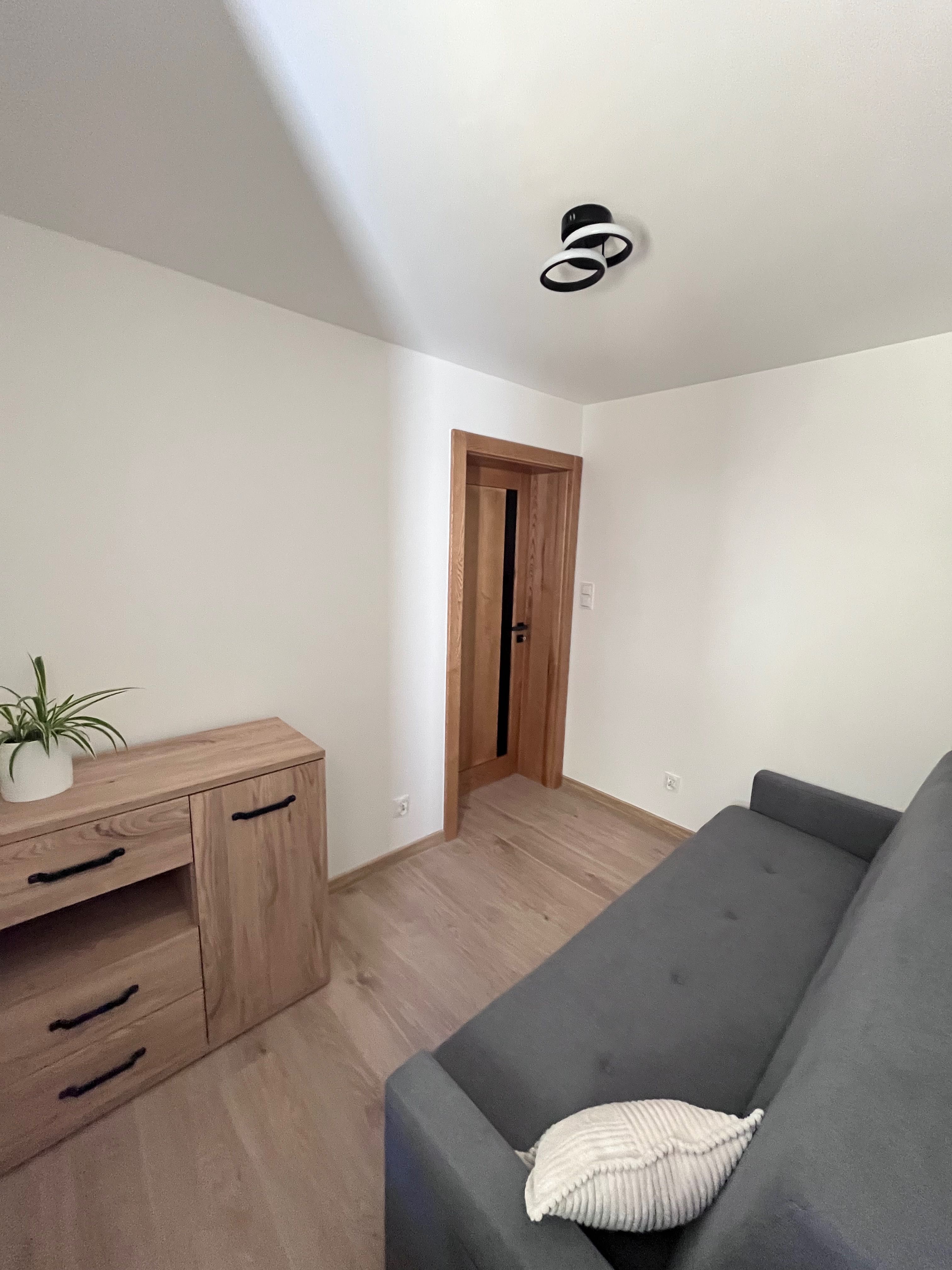 Apartament 6-osobowy z balkonem – komfort blisko jeziora