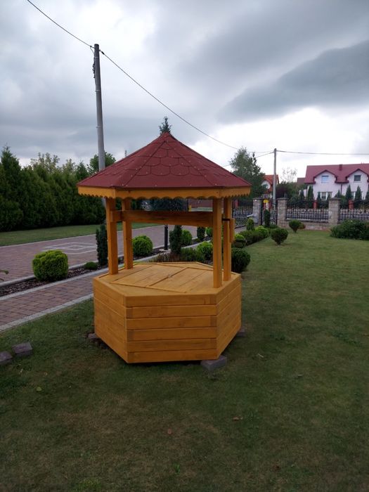 Studnia ogrodowa drewniana obudowa kręga