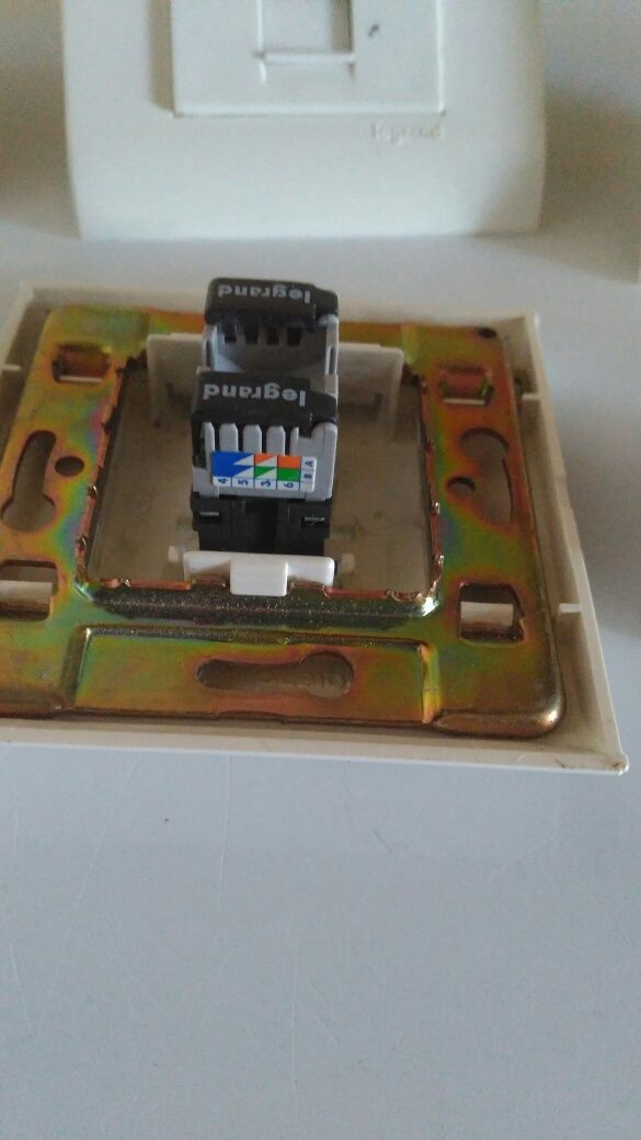 adaptadores para calha técnica e tomadas de cabo rede RJ45