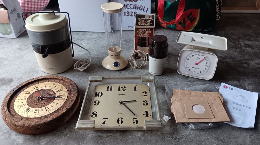 Vários electrodomésticos antigos, relógios, sacos aspirador, etc.