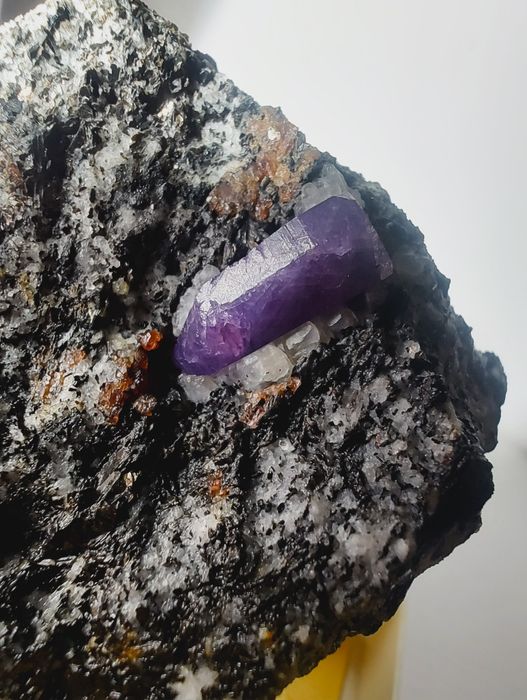 Szafir z granatami na granicie - Madagaskar (minerał)