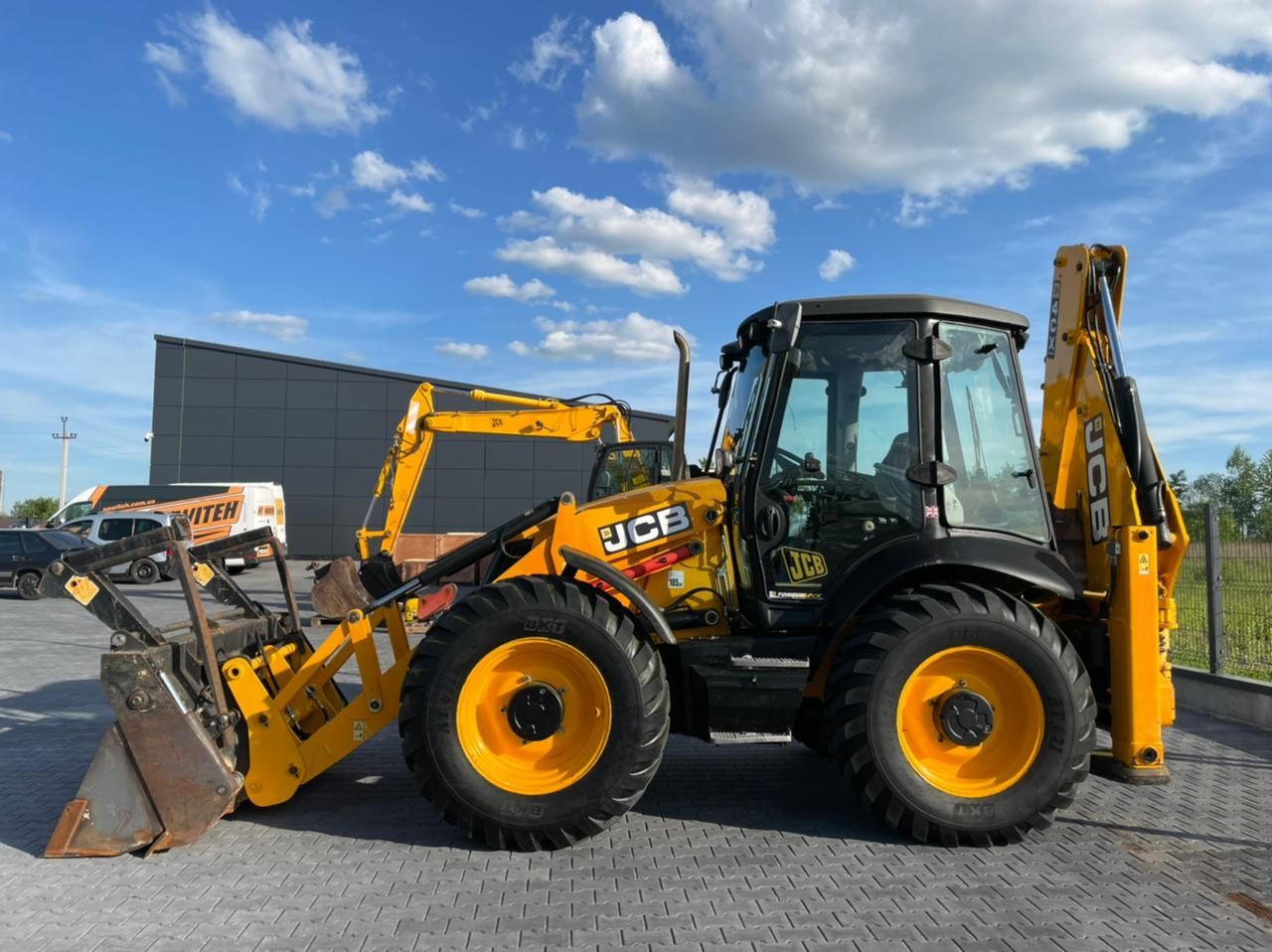 Оренда, Послуги екскаваторанавантажувача JCB 3-4CX.JS 220 самоскида