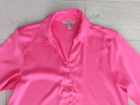XS, satynowa bluzka H&M, dekolt w serek, róż z delikatnym połyskiem