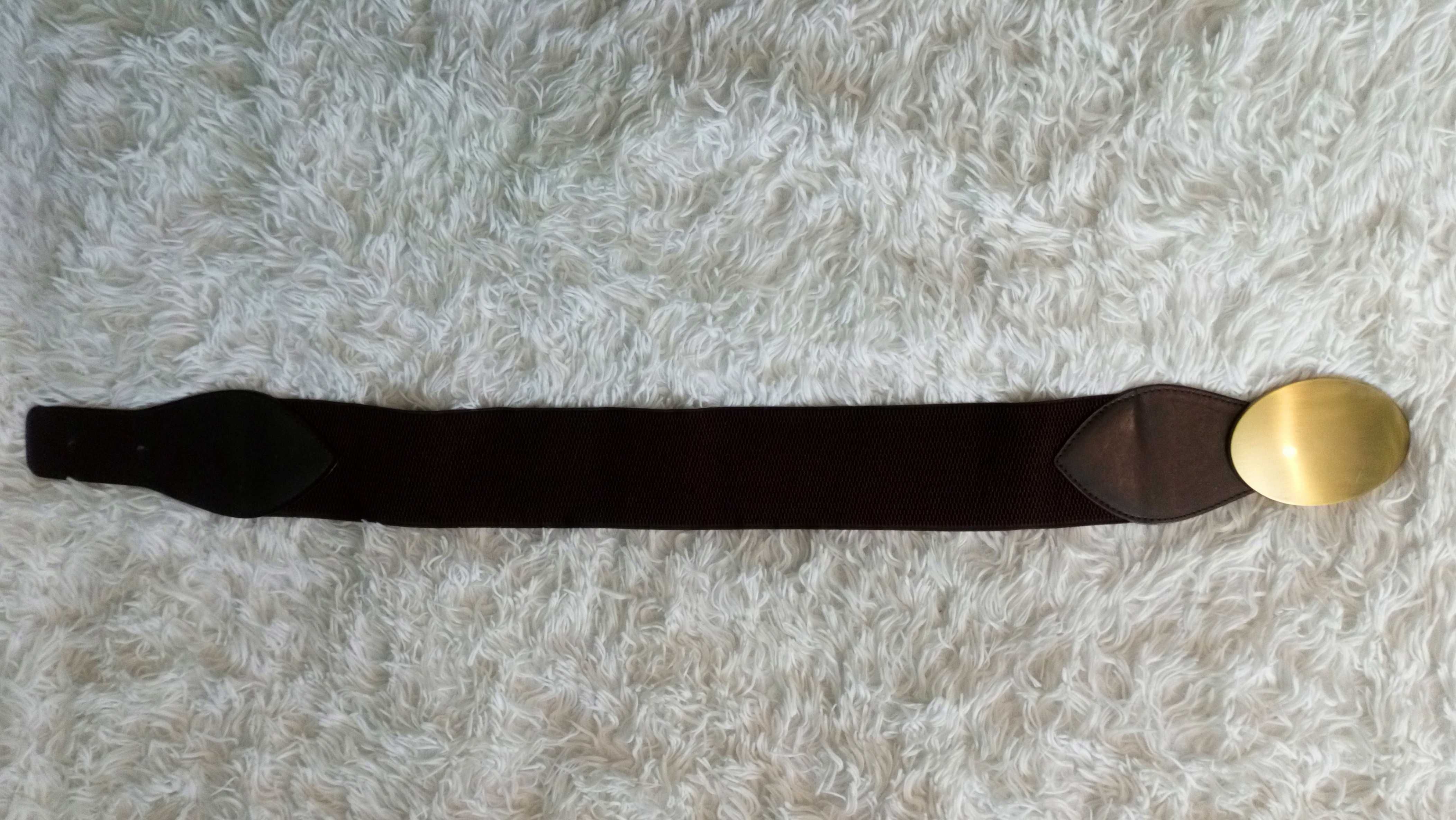Szeroki brązowy elastyczny pasek ze złotą klamrą 83 – 103 cm