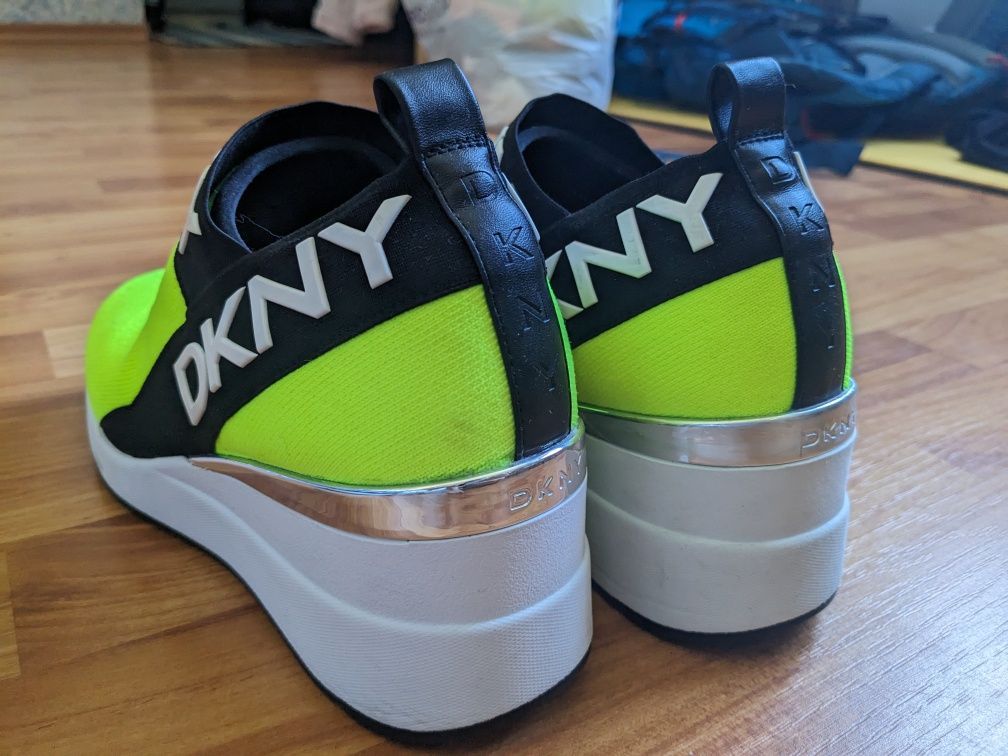 Кросівки з підйомом DKNY