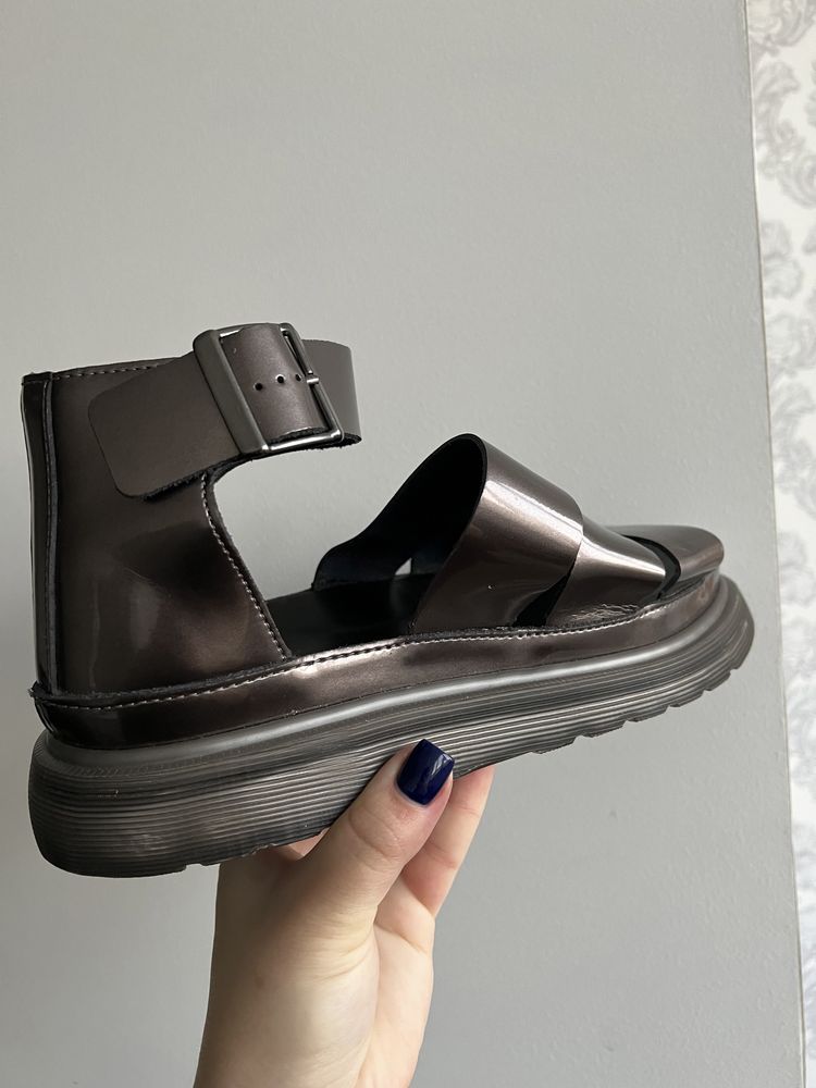 Босоніжки dr. Martens