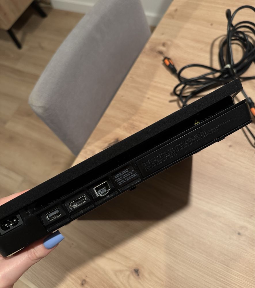 PlayStation 4 Slim w idealnym stanie