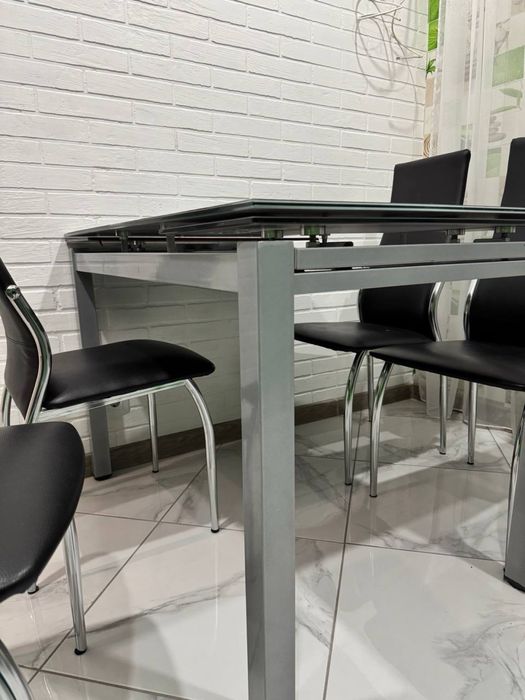 Кухонный стол и стулья